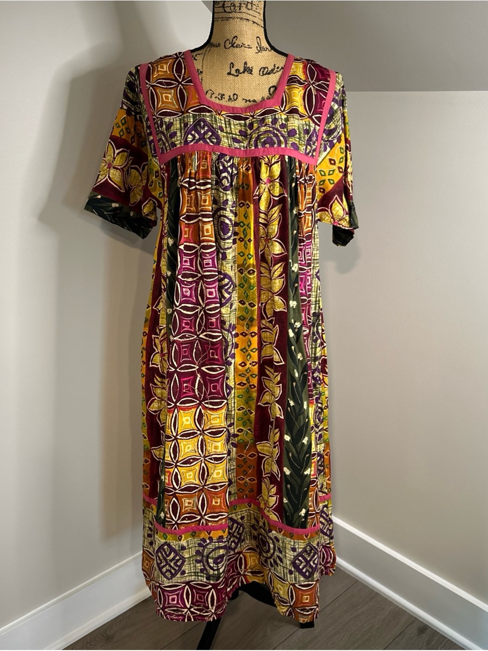 NWT La Cera Women’s Small Muumuu House Dress Short Sleeve Duster Pockets Lounger